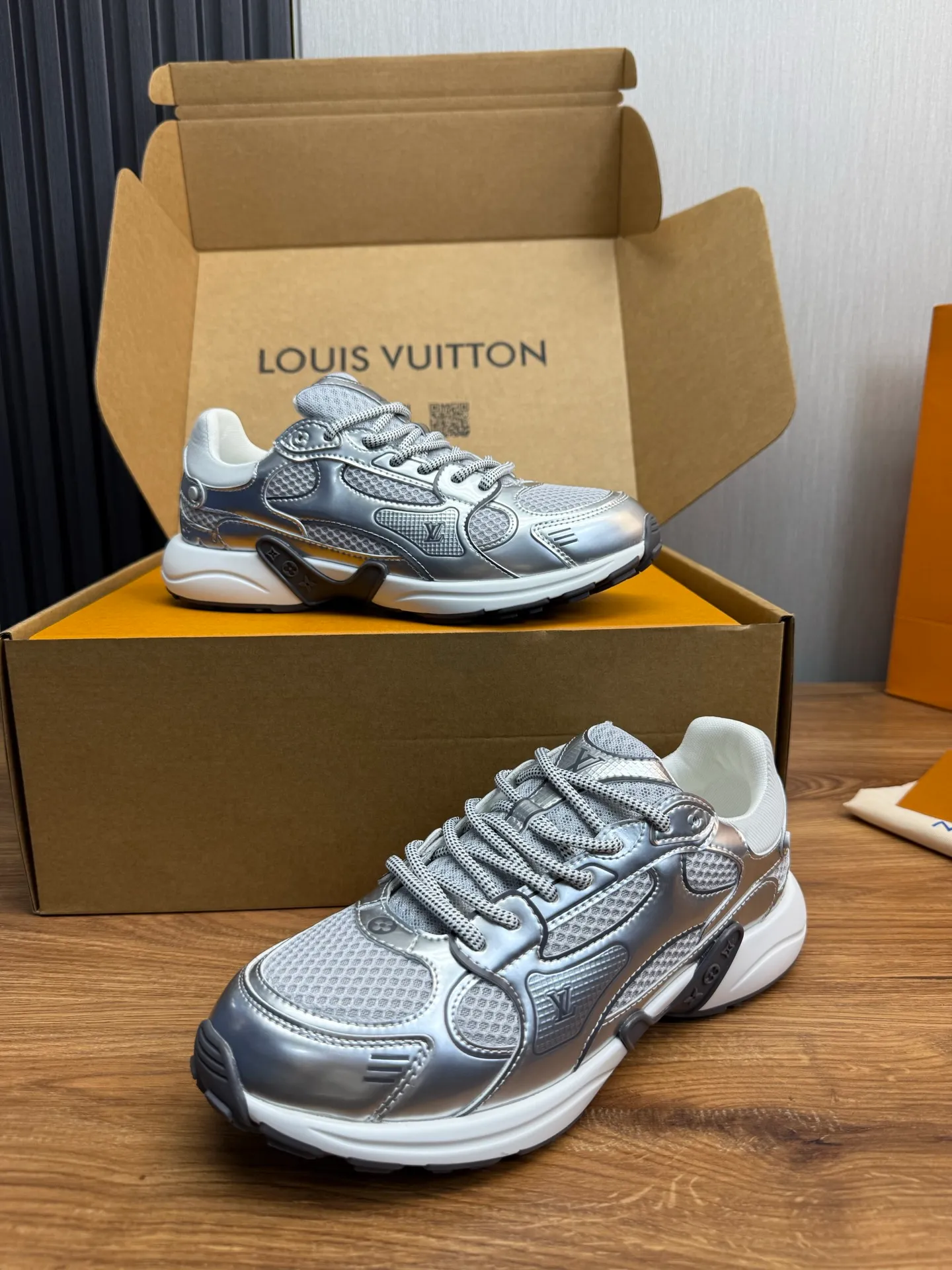 Men's shoes 💰600💰 🌈LV | Louis Vuitton 2025𝐬𝐬 🧡💚2025 spring and summer new style top version‼ ️The original version is the same. The counter specializes in the latest casual shoes. Hard goods are new🆕 🔥🔥🔥Top version: Couple model LV Louis Vuitton L House Donkey brand The latest Olympia series Couple model Silver Horn King Casual sneakers Running shoes This LV Olympia sneaker combines mesh fabric and metallic synthetic leather and other technical fabrics to reinterpret the classic running shoe design with a neat and simple design. Lightweight EVA outsole provides a stretchy fit. Rich details such as Monogram embossing and LV letters establish recognition. Exquisite packaging at the delivery counter 🛍📦 ▪️Fabrics: Original imported technical fabric + mesh ▪️Inner lining: Original customized breathable mesh ▪️Sole: Original molded rubber foam material ▪️Sole thickness: 3.5CM ▪️Size: 35--45 (customized for women 40 and men 45)